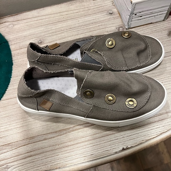 NEW!  Jolimall slide on shoe.  Perfect neutral color with 3 buttons  - cute shoe - Picture 4 of 4